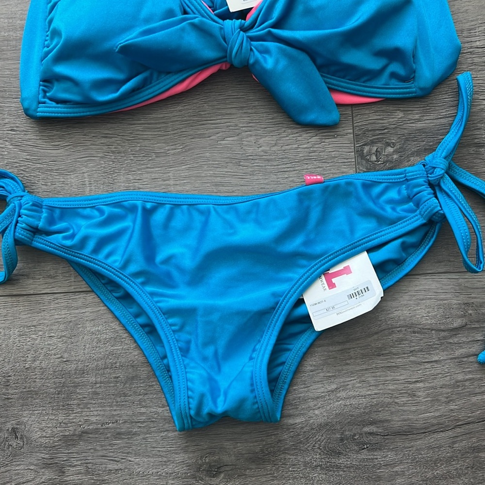 Bikinis - Picture 3 of 9
